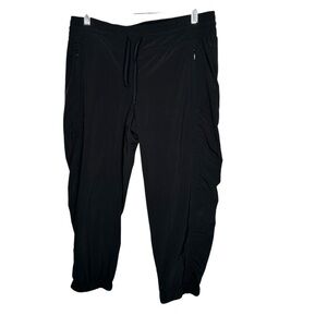 Athleta Women’s Black Capri Pants Size 6 Elastic Waist.